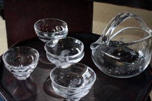 中村真紀　右：取手片口　10,500円　中央：ぐいのみ　流砂　3,360円　左：酒器　華　3,570円（共に税込）