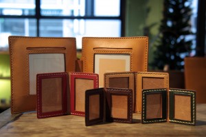 TIHAKU フォトケースダブル & ミニフォトケース 大&小 12,600円&2,100円&1,890円(ともに税込) TIHAKU フォトケースダブル & ミニフォトケース 大&小 12,600円&2,100円&1,890円(ともに税込)