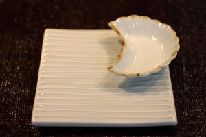 山口利枝　白磁イッチン板皿　2,100円（税込）　三日月豆皿　1,260円（税込）