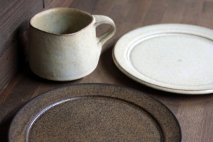 二川 修　しかくカップ M(白)　2,940円（税込）／6寸リム皿（白・茶）　各2,520円（税込）