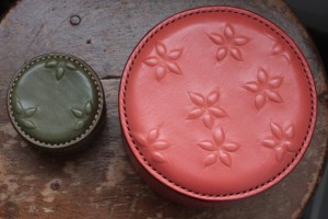 TIHAKU　フタ付小物入れ（ピンク）15,750円（税込）／フタ付小物入れ（緑）9,450円（税込）