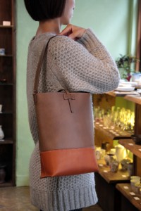 TIHAKU　2色トート（茶）　31,500円（税込）