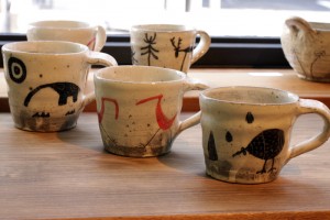 清水 しおり　MUGカップ／MUGカップ（赤い鳥）　各2,625円（税込）