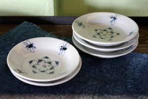 林 京子　丸小皿 花にハチ　1,638円（税込）