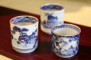 萌窯　ぐいのみ 山水／ぐいのみ（小）山水七宝　各3,150円（税込）