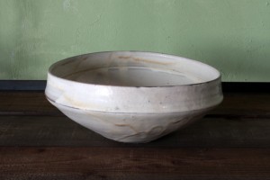 荒賀 文成　ワラ粉引馬たらい鉢　3,780円（税込）