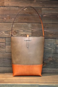 TIHAKU　2色トート（茶）　31,500円（税込）