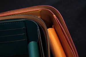 TIHAKU　二つ折り財布（仕切り付）21,525円（税込）／二つ折り財布　19,950円（税込）