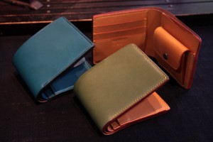 TIHAKU　二つ折り財布（仕切り付）21,525円（税込）／二つ折り財布　19,950円（税込）