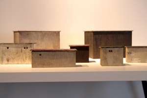 土井 宏友　欅 小屋シリーズ 一木削り出し花器　28,350円（税込）／金胎 小屋茶箱 黒・スズ　105,000円（税込）