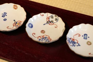 萌窯　輪花三寸皿（色絵宝）　3,150円（税込）