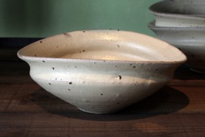 荒賀 文成 灰青磁器粉引五寸馬たらい鉢 3,150円(税込) 荒賀 文成 灰青磁器粉引五寸馬たらい鉢 3,150円(税込)