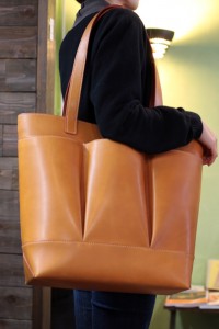 TIHAKU　長平手トート（黄）　52,500円（税込）