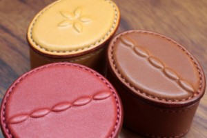 TIHAKU　小物入れ（赤）9,450円（税込）／小物入れ（黄・茶）7,350円（税込）