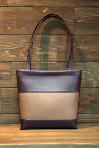 TIHAKU　2色トート（紫）　31,500円（税込）