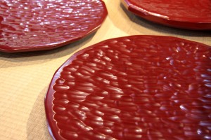 土井 宏友　桂 尺くりもん皿 朱　26,250円（税込）／栃 尺二寸くりもん皿 朱　52,500円（税込）