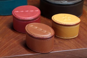 TIHAKU　小物入れ（赤）9,450円（税込）／小物入れ（黄・茶）7,350円（税込）