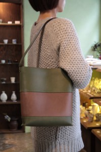 TIHAKU　2色トート（緑）　31,500円（税込）