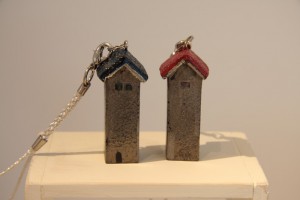 土井 宏友　小屋シリーズ 根付 スズ（内に鈴）　4,725円（税込）